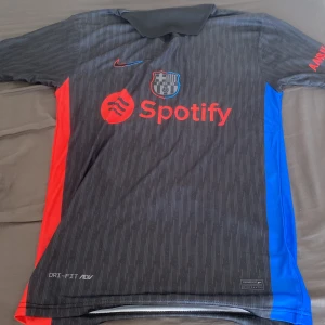 Fotbollströja  - Säljer min Barcelona T-shirt pågrund av ingen användning den är inte använd. Har testat 1 gång.