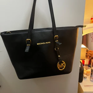 michael kors väska  - fin michael kors väska, inga slitage eller märken, används få tal gånger men för stor för min smak, för mer info kontakta 
