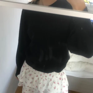Stickad tröja - Svart stickad tröja från Gina tricot. Den Finns inte att köpa i butik längre. Den är knappt använd. 