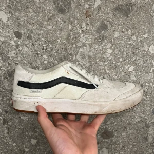 Vans skor - Säljer ett par feta vans|| storlek 41|| skick mycket bra, lite smutsiga men skorna tvättas innan de skickas👍|| hör av dig vid frågor ;)