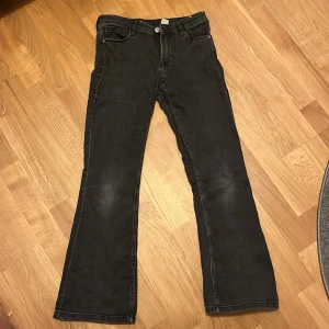Lågmidjade jeans - Jeans i bra skick strl 146. Längd: 86cm. Midja: 33cm. Säljer endast för att de är för korta för mig. 