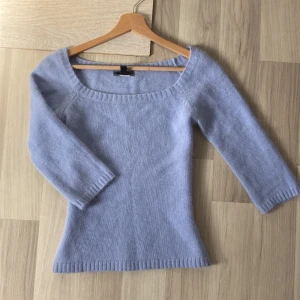 Stickad tröja - Jättefin stickad tröja med trekvartsärm i ljusblå/lila färg, lite offshoulder och har så fin passform! Nyttskick och har endast testat🩵