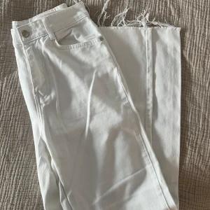 Vita jeans  - Vita raka jeans med hög midja och rå kant