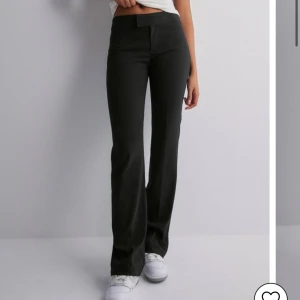 Kostymbyxa - Low waist suit pant från Nelly i strlk 40. Prislapp sitter kvar och de är endast provade.