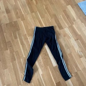 Adidas tights - Adidas tights i bomulls material. Storleken är i barnstorlek (14-15y/170cm) men är som S i vuxen storlek. Bra skick då de ej har använts super mycket.
