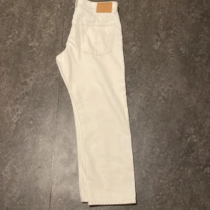 Jeans vit/beige - Jag säljer jeans som aldrig har vart använda jag har aldrig Haft på mig dom utomhus/inomhus utan dom har bara lagt i garderoben i ett tag nu dem är storlek 32-30 . OBS pris kan diskuteras privat. 