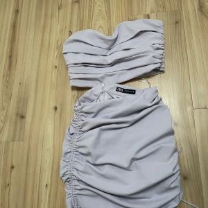 Topp& kjol sett - Topp & kjol köpt från Zara storlek S  i färgen ljuslila som passar väldigt fint på sommaren✨