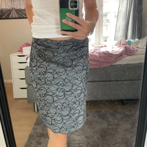 Snygg kjol! - Snygg kjol med detaljer, den är lite längre men det är bara fint! Sparsamt använd och har inga defekter. Den är i storlek M/L och därav lite stor på mig som brukar ha S. 