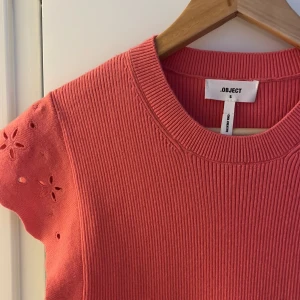 Stickad topp - Aldrig använt men så fin!!! Det är storlek S men den passar nog även M. Den är även längre i modellen så perfekt till dig som är lång eller till lågmidjat