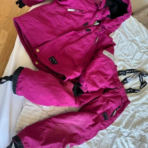 Överdrags byxor och jacka  - De perfekta överdrags byxor och vinter jacka för ditt barn.  Säljer pågrund av att den inte längre passar barnen. Skriv för fler frågor