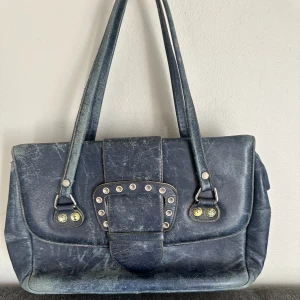 Vintage bag - Vintage blå urtvättad väska, pris kan diskuteras!