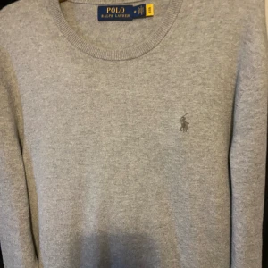 Ralph Lauren kashmirtröja  - Nästan helt ny kashmirmix tröja, endast testad Skick 10/10 Nypris ligger på 2200 