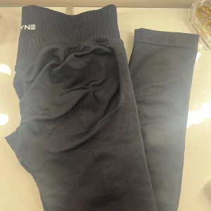 Dyfne träningstights  - Oanvänd träningstights från Dyfne. Modell impact leggings. Modellbilder med dem på - bild 2 o 3.