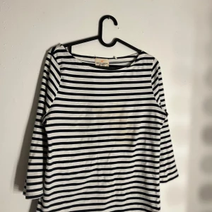 Vit randig tröja🎀 - En jätte fin vit randig tröja från Holly & whyte väldigt skönt material☺️har använts Max 4 ggr då det mer var ett spontan köp ny pris är 339 men säljer för 110 skriv för mer foton💓💞