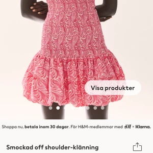 H&M klänning  - Jätte fin och somrig populär slutsåld smockad off shoulder klänning från H&M i storlek xs! Aldrig använd, prislapp kvar. Tryck inte på köp nu!!