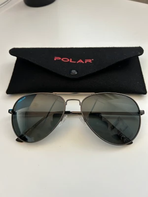 Polar solglasögon med fodral  - Helt oanvänd polar solglasögon perfekt till sommaren. Har ni några frågar skriv till mig!!