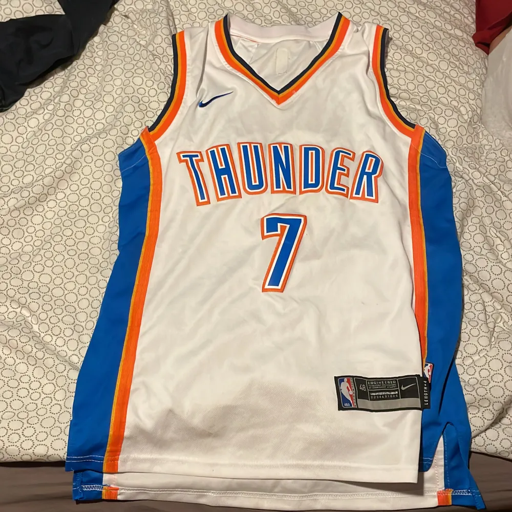 En basket tröja från Oklahoma city thunder med namnet Carmelo Anthony.  Inte använd nästan nysckik/ ny pris(800) säljer för 370kr. . Sportswear.