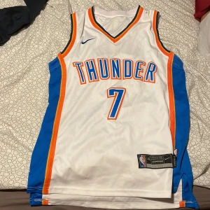 Nba träja Oklahoma city thunder  - En basket tröja från Oklahoma city thunder med namnet Carmelo Anthony.  Inte använd nästan nysckik/ ny pris(800) säljer för 370kr. 