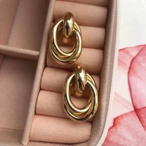 Ovala örhängen  - Stiliga örhängen med 14 k guldplätering, enkel och elegant design som passa alla tillfällen. 