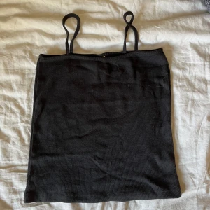 Svart ribbat linne - Fint ribbat linne i mycket bra skick, strl S men ganska liten, mer som XS