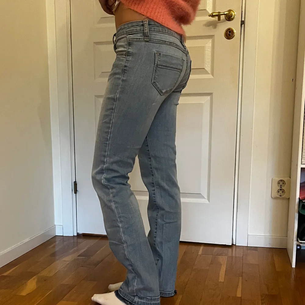 Lågmidjade jeans 🩷Midjemåttet är 34cm och innerbenslängden är 76cm💕. Jeans & Byxor.