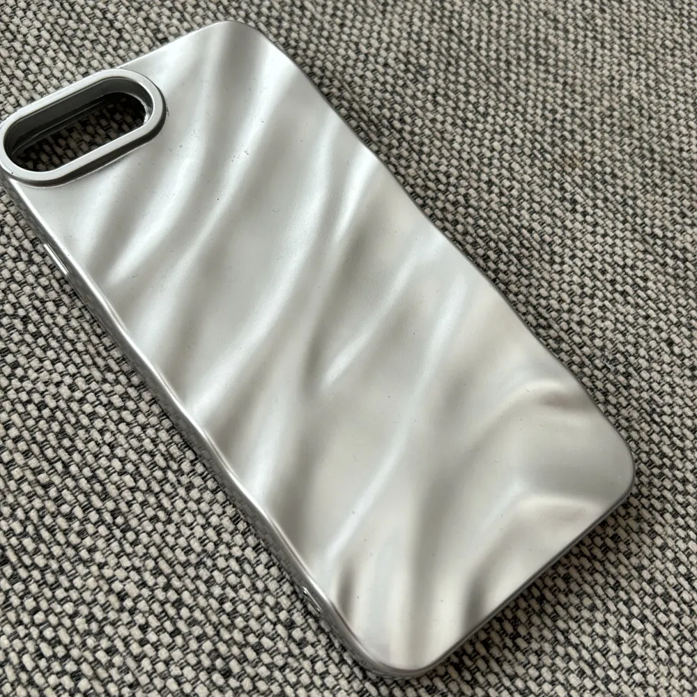 Skitdnyggt mobilskal i 3D silver för iPhone 8+, säljer då jag har ny mobil nu💕. Accessoarer.