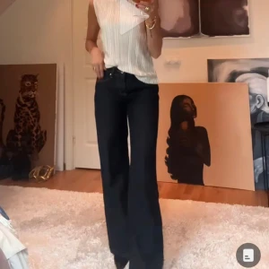 Low rise jeans  - Säljer dessa otroligt snygga jeans då jag beställde två storlekar. Därmed aldrig använda med etikett kvar. Köpta för 1350kr säljer för 900kr, i storlek S. Köparen står själv för fraktkostnaden. Hör av dig för mer information🥰  (lånade bilder)