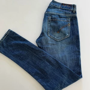 Dondup George - Halloj!  Säljer ett par Dondup Jeans i fantastiskt skick. Modellen är Georg, skön tvättad blå färg passar as bra till sommaren! Nypris runt 3 tusen. Storlek 30!  Hör av er vid funderingar etc.
