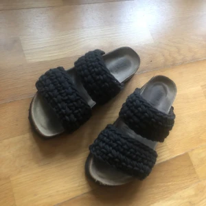 Tofflor  - Tofflor från DinSko, nypris 500kr. Använda tofflor utan skador.