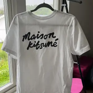 Säljer nu denna eftertraktade Maison Kristuné tishan som är perfa nu i sommar🤩🏖️OBS T-shirten är endast testad inomhus och har inga tecken på användning! Hör av er vid frågor eller funderingar.