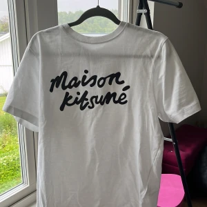Maison Kristuné T-shirt - Säljer nu denna eftertraktade Maison Kristuné tishan som är perfa nu i sommar🤩🏖️OBS T-shirten är endast testad inomhus och har inga tecken på användning! Hör av er vid frågor eller funderingar.