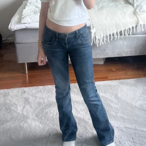 Ltb jeans - Mörkblå Ltb jeans i modellen valerie som är lågmidjade, inga defekter på💗Storlek: W28 L32 Nypris 799