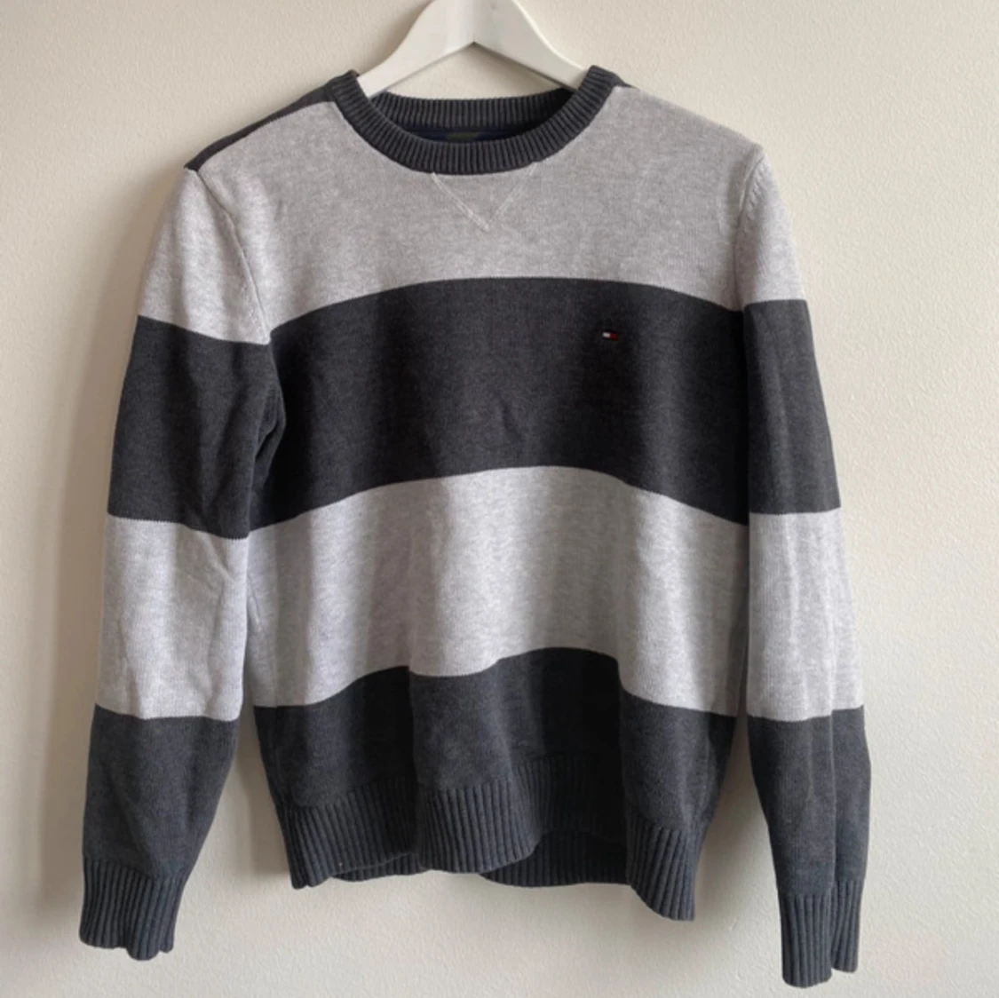 Grå stickad Tommy tröja storlek M