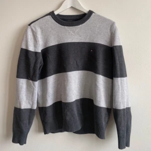 Grå stickad Tommy tröja storlek M - Säljer min fina Tommy Hilfiger tröja, köpt second hand för 400kr❤️