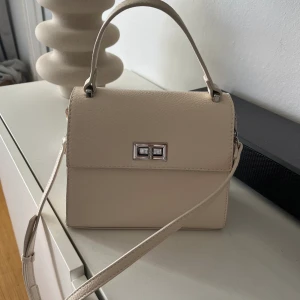Väska  - Helt ny väska från Gina Tricot , köptes för 349kr 