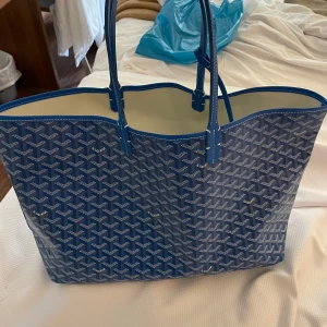  GOYARD VÄSKA  - Säljer min nya goyard väska, köpt utomlands så antagligen ingen riktig, men helt ny och aldrig använd och ser ut som riktiga. 