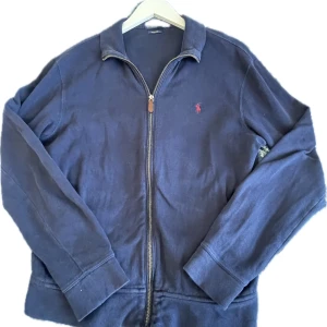 Polo Ralph lauren zip - Säljer denna riktigt snygga Polo Ralph lauren tröja! Skicket är 8/10 inga defekter. använd typ 2-3 månader. Nypris ca 2000kr. Skriv vid minsta funderingar✍️