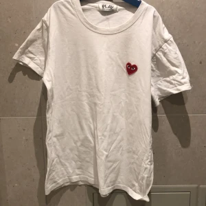 Commes des garcon t-shirt  - Hej! Säljer denna t-shirt som är för stor för mig. Nypris på denna typen av t-shirt är runt 900kr.