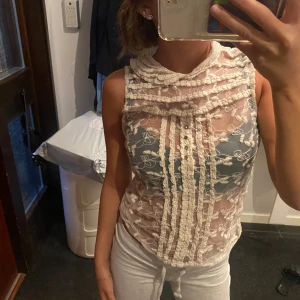 Zara topp - En jätte snygg zara topp i storlek XS, tröjan ser helt oanvänd ut då den endast är använd 1-2 gånger. 