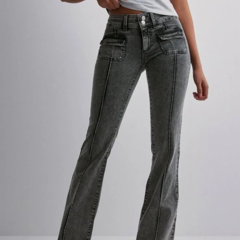 Säljer dem här fina jeansen från Nelly. Original pris är 699 men säljer för 450kr då jag var försöker rensa bort, pris kan även diskuteras💕. Jeans & Byxor.
