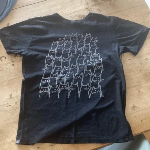 Dedicated T-Shirt Svart Catprint - Svart Dedicated Tröja Medium. Printet delvis avskalat annars bra skick. 
