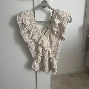 Söt blus - Säljer denna supersöta kortärmade tröjan från Zara. Endast använd ett fåtal gånger. Tröjan går inte på zara längre. Hör gärna av dig vid intresse eller om du vill ha flera bilder på den. Pris går att diskutera!