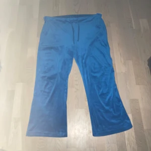 Mjukis byxor - Blåa mjukis byxor från hm, bara använd några gånger då jag tycker att dom är för korta för mig i benen (jag är 183cm)  Pris kan diskuteras! ☺️