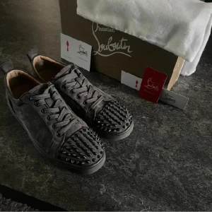 Christian Louboutin - Christian Louboutin smoke grey spike🗡️🩸 9/10 skick stl 39 men passar mer 40, tas gärna byten🤝 priser kan diskuteras💸 