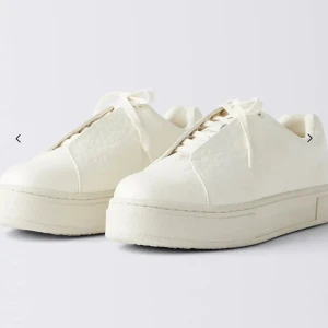 EYTYS skor - Ett par eytsy skor i storlek 41. Är som nya då dom endast är använda en gång, säljer för att dom är för små för mig. Pris kan diskuteras💕✨