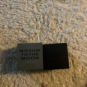 Omega x swatch mission to moon  - Säljer min omega x swatch mission to moon, den är i ny skicka inga tecken på användning 