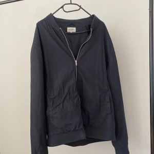 Bomberjacka EastWest - Svart bomberjacka från East West, storlek XL. 