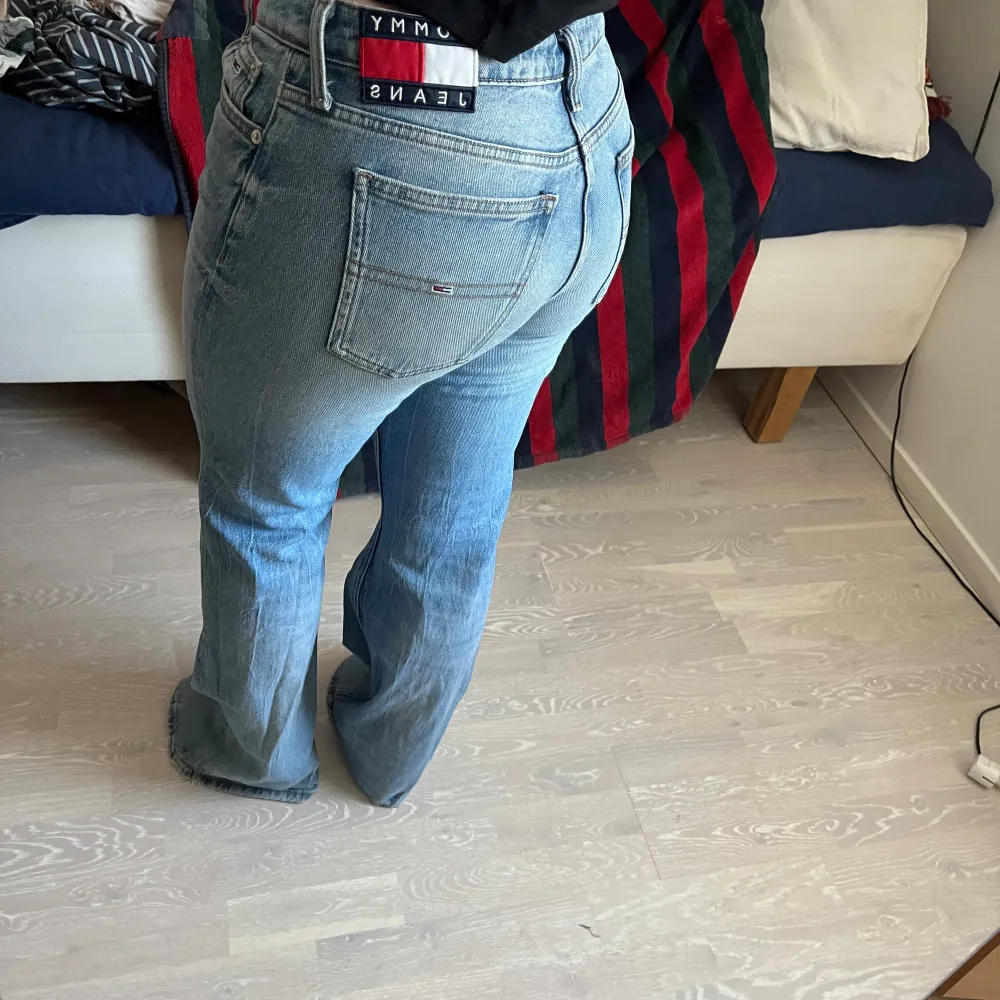 Säljer mina favorit jeans från Tommy i mycket fint skick. De är för långa för mig som är 163. I modellen tommy jeans sophie flare. W28 30. Jeans & Byxor.