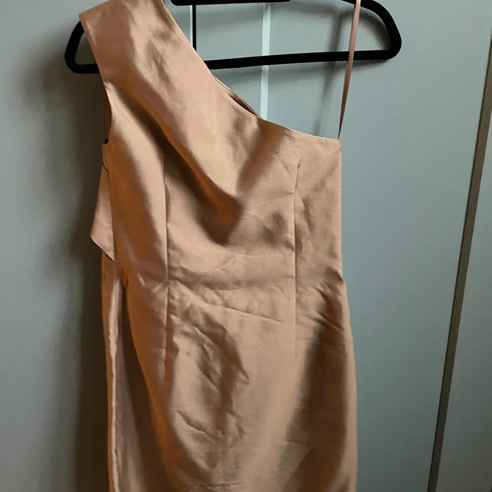 A barely worn one shoulder dress by brand Reiss. Cotton & Silk woven blend in a nude beige/pink tone. Best Fits XS/S. Tagged Size US 2/UK 6. Very Good Condition. Klänningar.