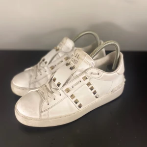 Valentino Skor - Hej! Säljer nu dessa Valentino Skor, storlek 37, skicket bedömer vi är bra, tveka inte på att höra av er vid frågor kring skorna! 